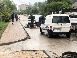Tiek veikta kanalizācijas aku pacelšanu ielas seguma līmenī